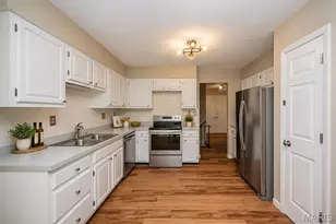 12861 Castleton Ct, Saint Louis, MO 63141 - Photo 3