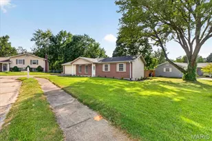 1008 N Duchesne Dr, Saint Charles, MO 63301 - Photo 5