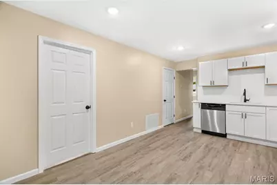 5500 Winchelsea Drive, Saint Louis, MO 63121 - Photo 9