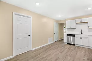5500 Winchelsea Dr, Saint Louis, MO 63121 - Photo 9