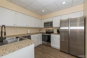 10905 Vauxhall Dr, Creve Coeur, MO 63146 - Photo 9