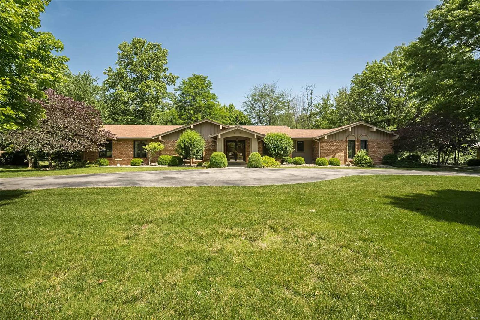 33 Meadowbrook Country Club Estat, Ballwin, MO 63011 - MLS 22039025 -  Coldwell Banker