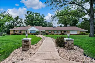 17 Country Aire Dr, Town and Country, MO 63131 - Photo 1