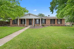 2 Country Farm Blvd, Saint Peters, MO 63376 - Photo 1