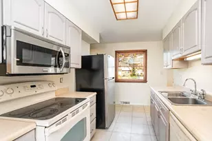 694 Buff Ct, Springfield Township, OH 45231 - Photo 3