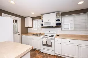 6848 Somerset Dr, Springfield Township, OH 45224 - Photo 9