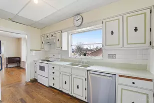 564 Cloverdale Ave, Springdale, OH 45246 - Photo 9