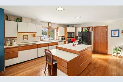 6195 Squirrelwoods Lane, Green Township, OH 45247 - Photo 9