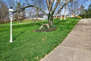 8674 Hollyhock Dr, Springfield Township, OH 45231 - Photo 5