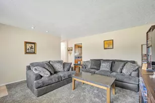 1088 Pinehollow Ln, Springfield Township, OH 45231 - Photo 5