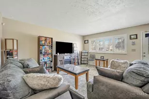 1088 Pinehollow Ln, Springfield Township, OH 45231 - Photo 3