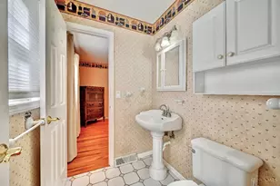 1063 Newcastle Dr, Springfield Township, OH 45231 - Photo 9