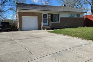 1042 Hollytree Dr, Springfield Township, OH 45231 - Photo 3