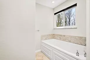 10729 Wellerwoods Dr, Montgomery, OH 45242 - Photo 11