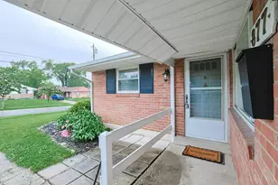 877 Tivoli Ln, Springdale, OH 45246 - Photo 3