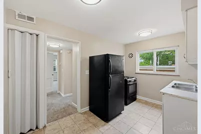2370 Losantiville Avenue, Golf Manor, OH 45237 - Photo 13