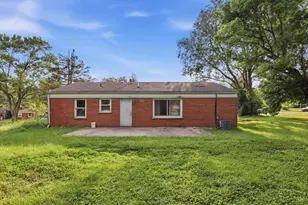9230 Meadowglen Dr, Springfield Township, OH 45231 - Photo 3