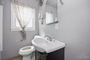 588 Valleyview Dr, Hamilton, OH 45013 - Photo 11