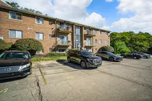 2431 Mustang Dr, Cincinnati, OH 45211 - Photo 5