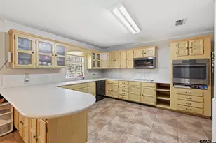 1409 Bassett Rd, Palestine, TX 75803 - Photo 9