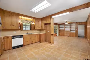 909 Woodlawn, Kilgore, TX 75662 - Photo 9