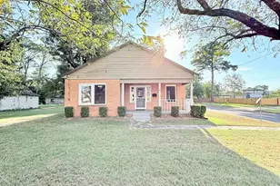 1501 Crockett Rd, Palestine, TX 75801 - Photo 1