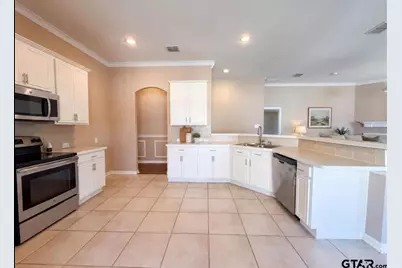 5327 E Lake Gardens Dr, Grand Prairie, TX 75052 - Photo 9