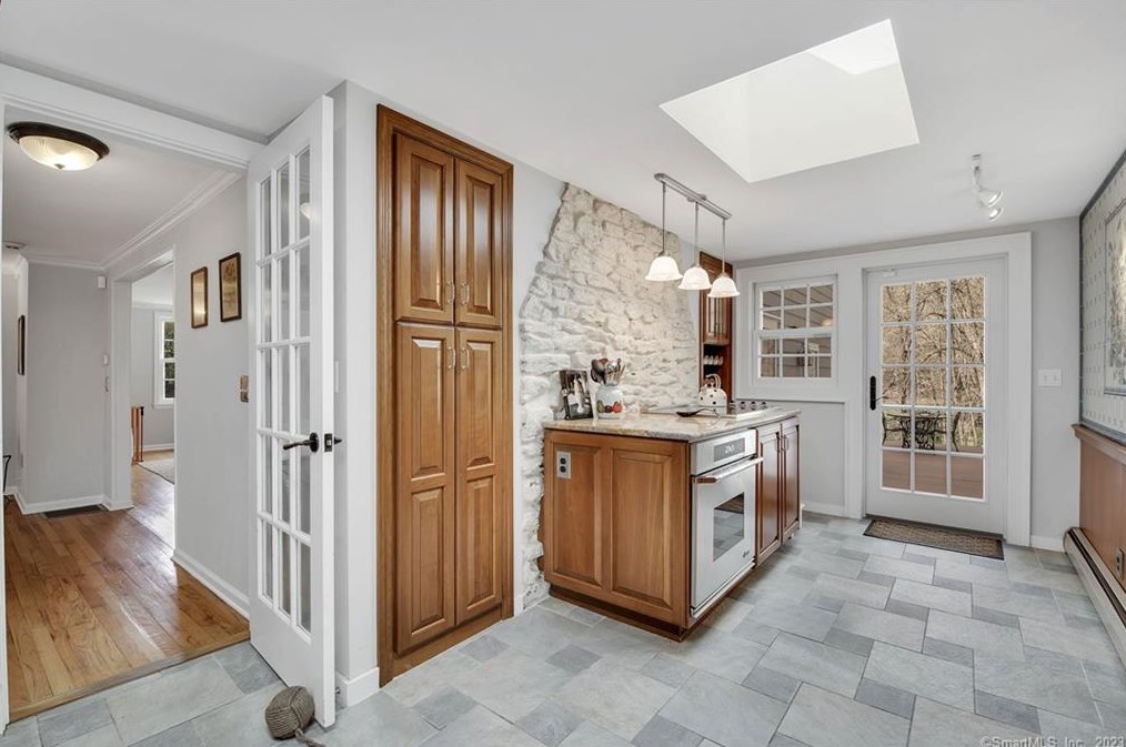 275 Wewaka Brook Rd, Bridgewater CT  06752-1714 exterior