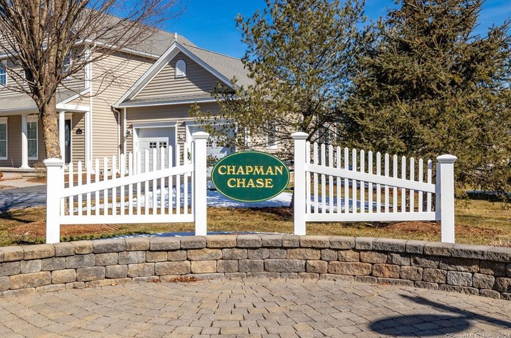 13 Chapman Chase, Windsor Locks CT  06096-1343 exterior