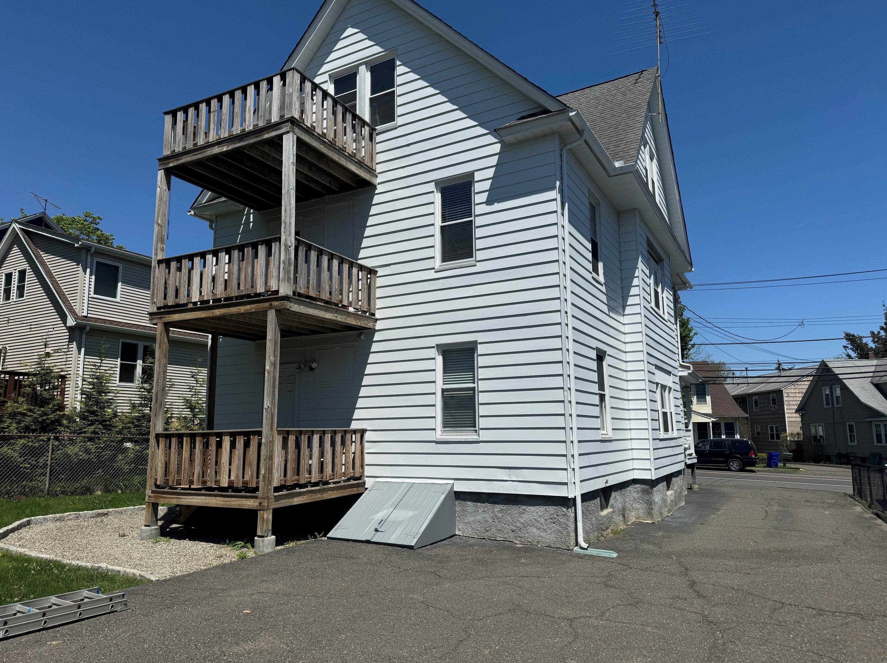 561 Black Rock Tpke, Fairfield CT  06825-4742 exterior