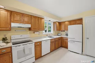 102 Heatherwood Dr, Brookfield, CT 06804 - Photo 3