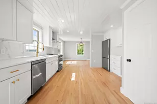 25 Division St, Waterford, CT 06385 - Photo 9