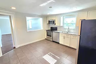 387 Quaker Ln S, West Hartford, CT 06119 - Photo 3