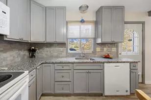 25 Stowe Ct, Hamden, CT 06514 - Photo 3