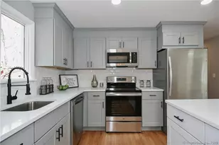 10 N Cobblers Ct, East Lyme, CT 06357 - Photo 3