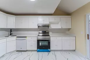 208 Castlewood Dr, Bloomfield, CT 06002 - Photo 9