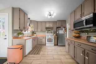 19 Thomas St, Windsor Locks, CT 06096 - Photo 9