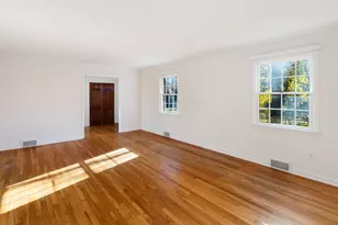 136 Knobloch Ln, Stamford, CT 06902 - Photo 5