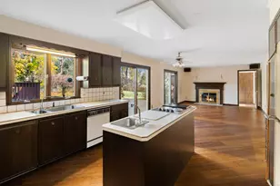 136 Knobloch Ln, Stamford, CT 06902 - Photo 9