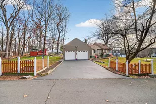 246 Romanock Rd, Fairfield, CT 06825 - Photo 3