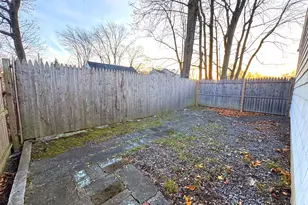 121 Richfield Rd, Bridgeport, CT 06606 - Photo 11