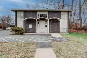 21 Middle Tpke E, Manchester, CT 06040 - Photo 1