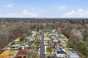 30 Ravenwood Rd, West Hartford, CT 06107 - Photo 35