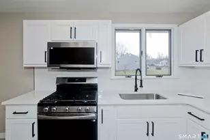 2 Pearl St Ext, Enfield, CT 06082 - Photo 9