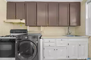 33 Nob Hill Cir, Bridgeport, CT 06610 - Photo 3