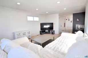 207 Hillcrest Rd, Bridgeport, CT 06606 - Photo 7