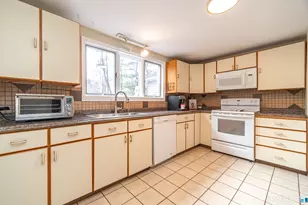 86 Hartwell Rd, West Hartford, CT 06117 - Photo 9