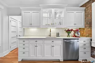 27 Nash Ln, Bridgeport, CT 06605 - Photo 5