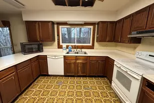 26 Village Cir, Naugatuck, CT 06770 - Photo 15