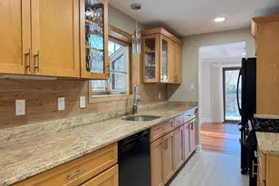 2 Highland Square, Avon, CT 06001 - Photo 5